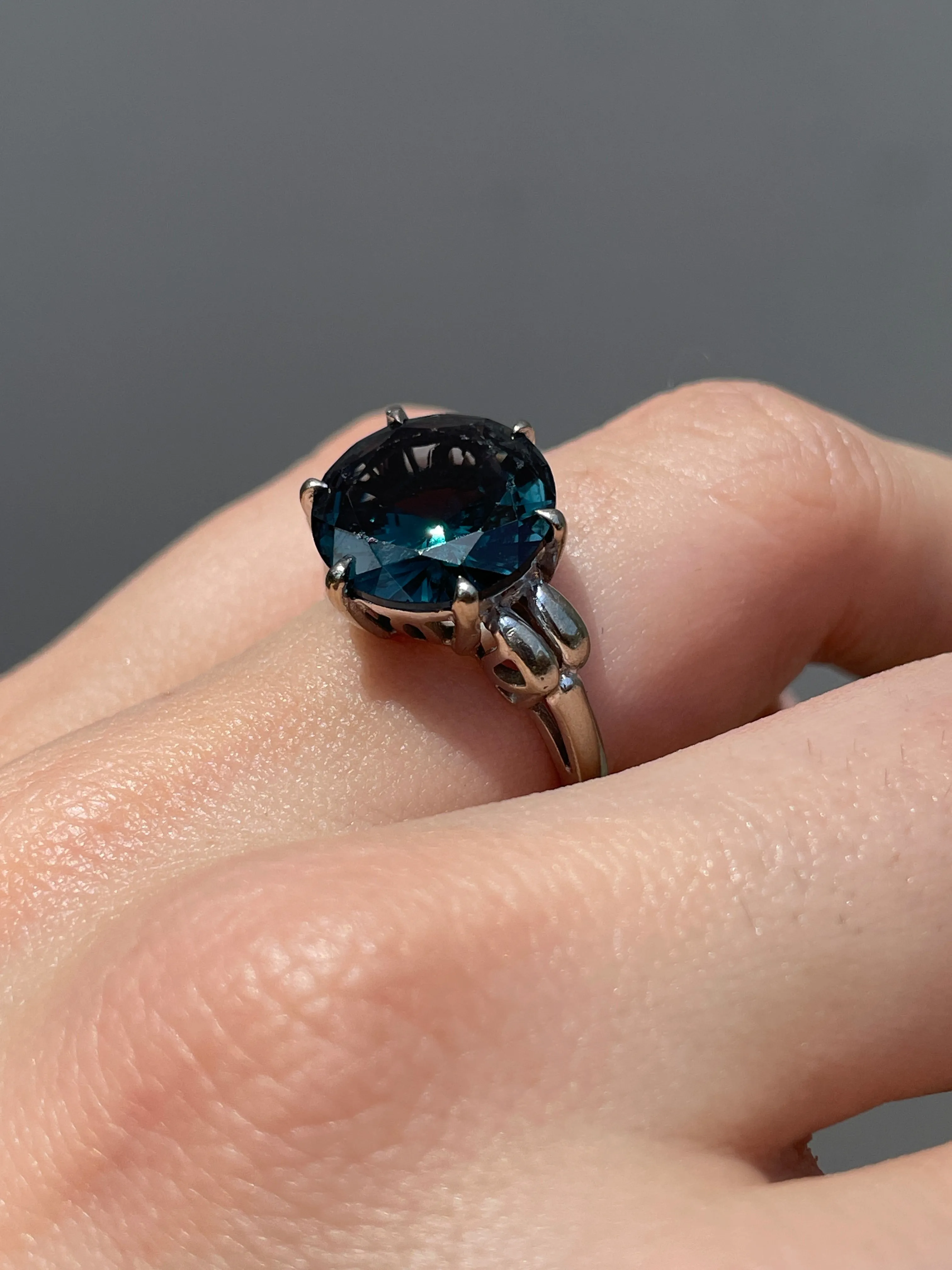 Vintage white 10K approx 6 ctw blue green spinel ring, size 6.25