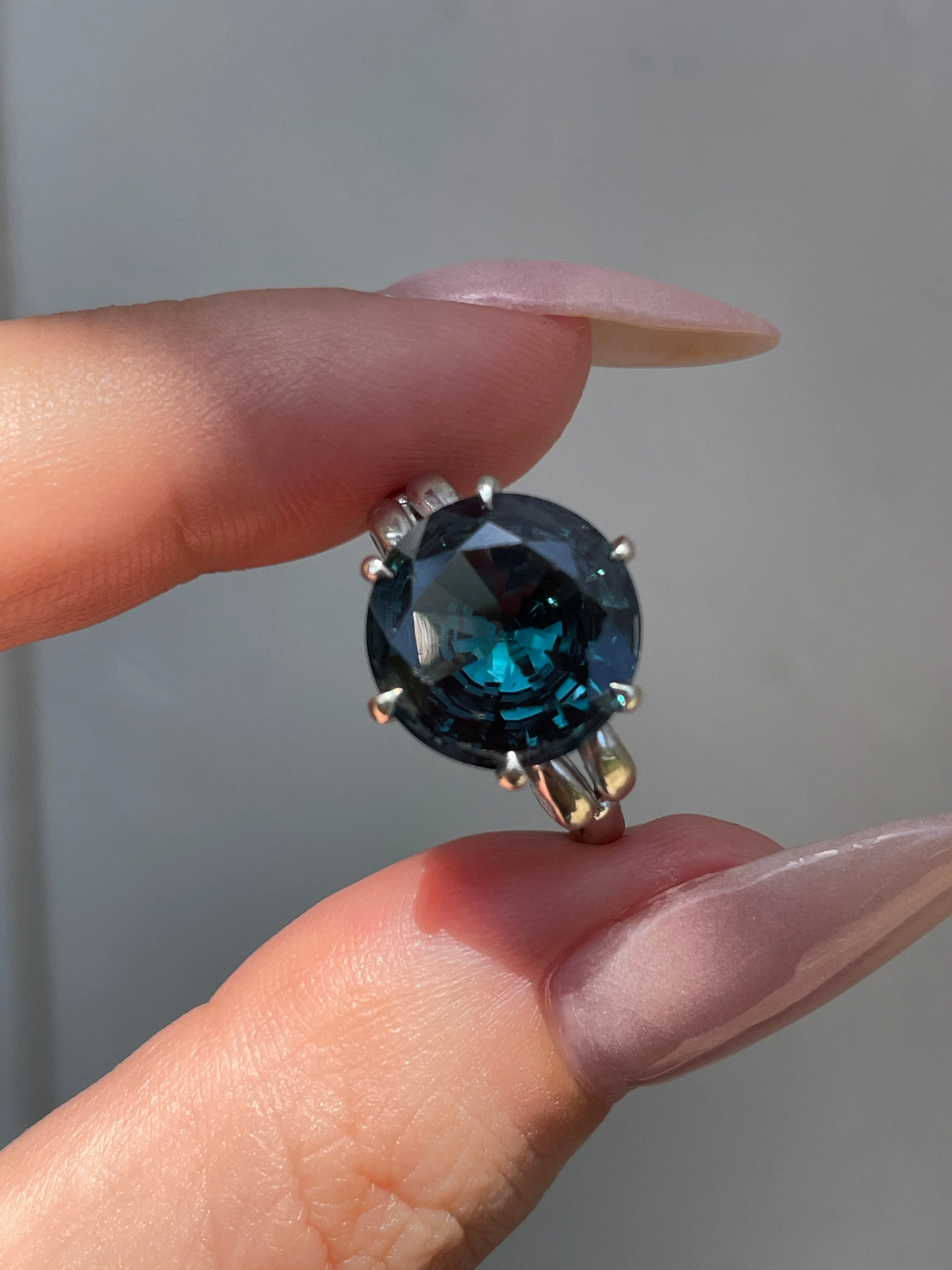 Vintage white 10K approx 6 ctw blue green spinel ring, size 6.25