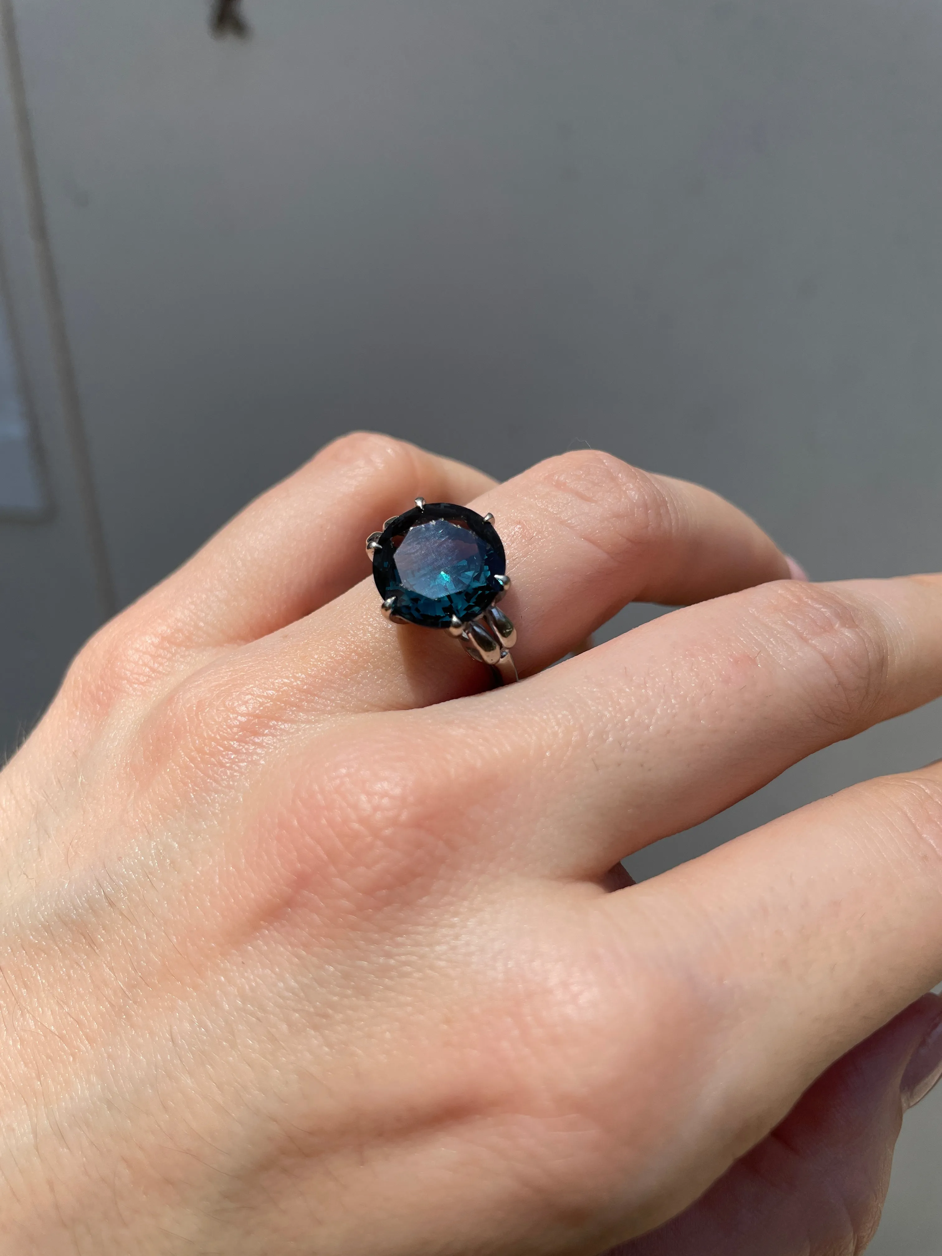 Vintage white 10K approx 6 ctw blue green spinel ring, size 6.25